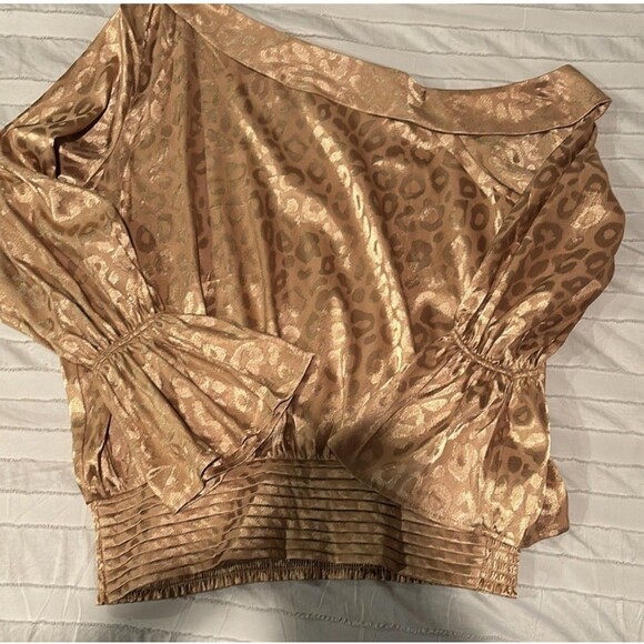 New Mazik Blouse Gold Leopard Print Off The Shoulder Size Large Long Bell Sleeve - Picture 2 of 6